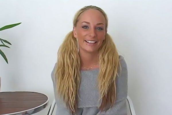 Unge Malou viser sig frem